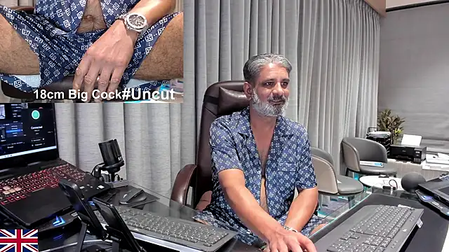 Snapshot of OnlineBossUK chatting on May 3, 2026, 8:23 pm OnlineBossUK online show from May 3, 2026, 8:23 pm