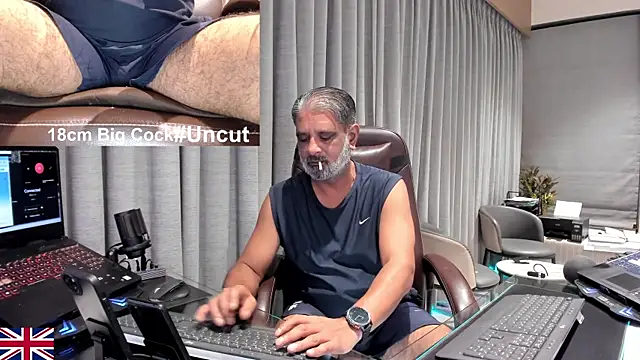 Snapshot of OnlineBossUK chatting on April 27, 2026, 5:44 pm OnlineBossUK online show from April 27, 2026, 5:44 pm