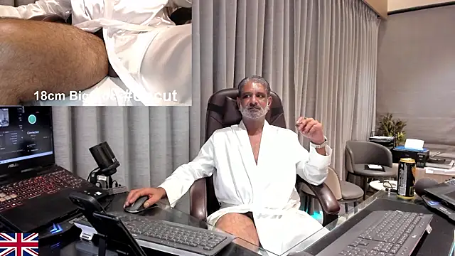 Snapshot of OnlineBossUK chatting on May 23, 2026, 4:50 pm OnlineBossUK online show from May 23, 2026, 4:50 pm