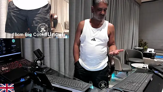 Snapshot of OnlineBossUK chatting on May 10, 2026, 4:05 am OnlineBossUK online show from May 10, 2026, 4:05 am
