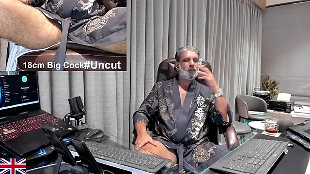 Snapshot of OnlineBossUK chatting on May 4, 2026, 8:28 am OnlineBossUK online show from May 4, 2026, 8:28 am