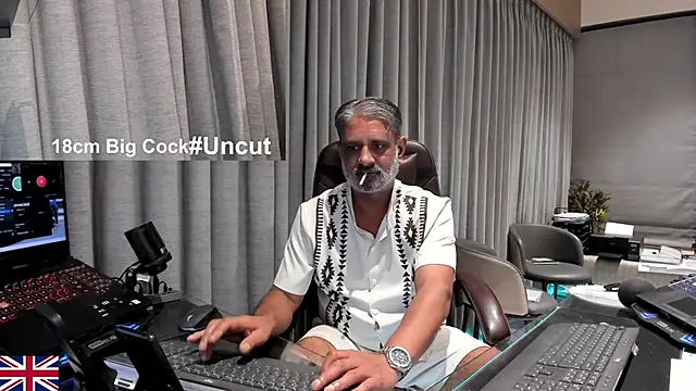 Snapshot of OnlineBossUK chatting on April 18, 2026, 5:37 pm OnlineBossUK online show from April 18, 2026, 5:37 pm