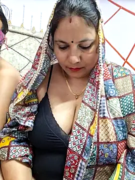 MOM-SUN-COUPLE online show from March 1, 2025, 8:10 pm