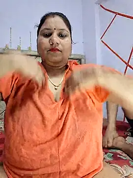 MOM-SUN-COUPLE online show from March 5, 2025, 4:57 pm