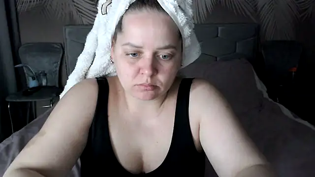 Snapshot of uliastar chatting on April 7, 2026, 7:32 am uliastar online show from April 7, 2026, 7:32 am