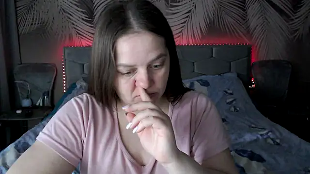 Snapshot of uliastar chatting on April 15, 2026, 5:13 am uliastar online show from April 15, 2026, 5:13 am