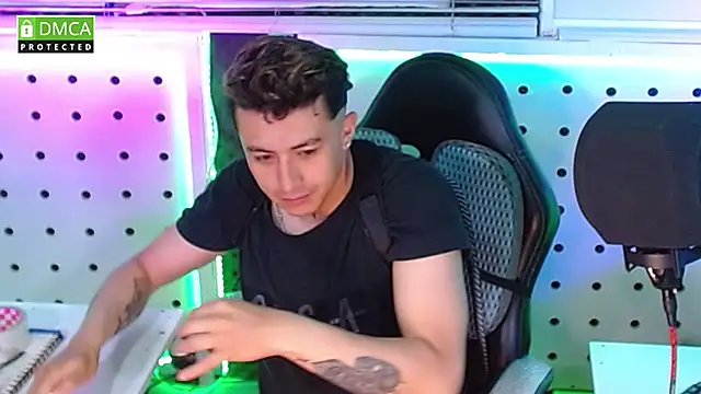 Snapshot of Darko0717 chatting on October 7, 2025, 11:33 am Darko0717 online show from October 7, 2025, 11:33 am