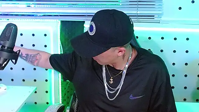 Snapshot of Darko0717 chatting on December 18, 2025, 3:00 am Darko0717 online show from December 18, 2025, 3:00 am