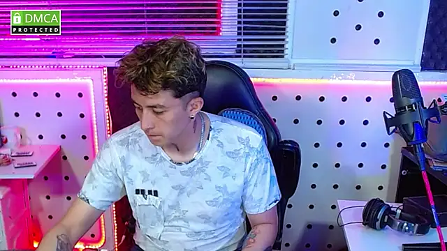 Snapshot of Darko0717 chatting on October 14, 2025, 1:56 pm Darko0717 online show from October 14, 2025, 1:56 pm