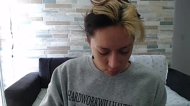 Snapshot of MommyMiaWs chatting on September 26, 2025, 3:19 pm MommyMiaWs online show from September 26, 2025, 3:19 pm