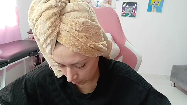 Snapshot of MommyMiaWs chatting on December 16, 2025, 4:33 pm MommyMiaWs online show from December 16, 2025, 4:33 pm