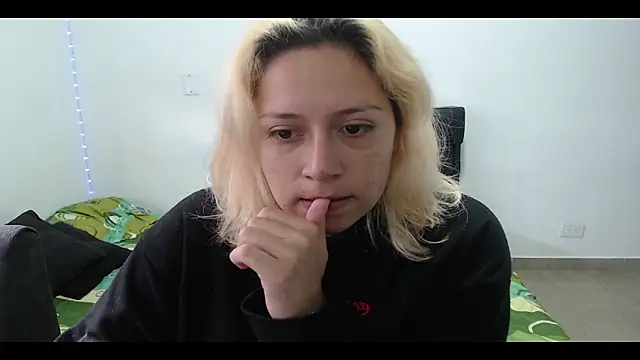 Snapshot of MommyMiaWs chatting on February 23, 2025, 7:49 pm MommyMiaWs online show from February 23, 2025, 7:49 pm