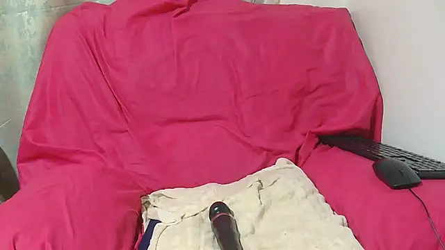 Snapshot of sluttylaura21 chatting on April 9, 2026, 10:38 pm sluttylaura21 online show from April 9, 2026, 10:38 pm