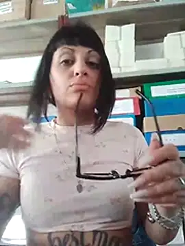 estefyzapata online show from March 5, 2026, 8:05 pm