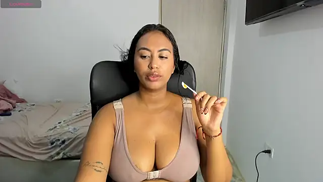 Snapshot of tracycum chatting on October 1, 2025, 8:35 pm tracycum online show from October 1, 2025, 8:35 pm