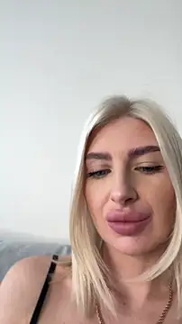 Mia Roxie online show from April 6, 2026, 4:46 am