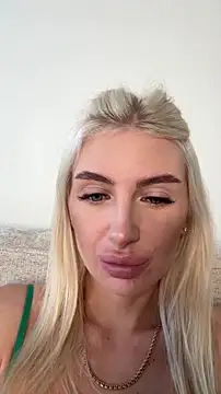 Snapshot of Mia_Roxie chatting on November 6, 2025, 3:32 am Mia Roxie online show from November 6, 2025, 3:32 am