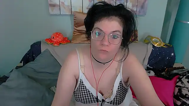 Snapshot of EverlyRays chatting on November 14, 2025, 9:57 am EverlyRays online show from November 14, 2025, 9:57 am