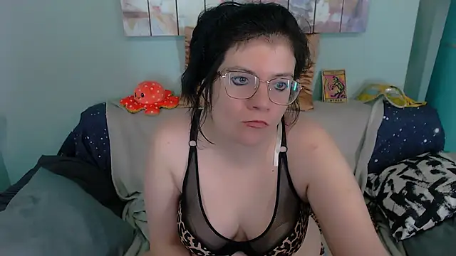 Snapshot of EverlyRays chatting on November 9, 2025, 10:58 pm EverlyRays online show from November 9, 2025, 10:58 pm