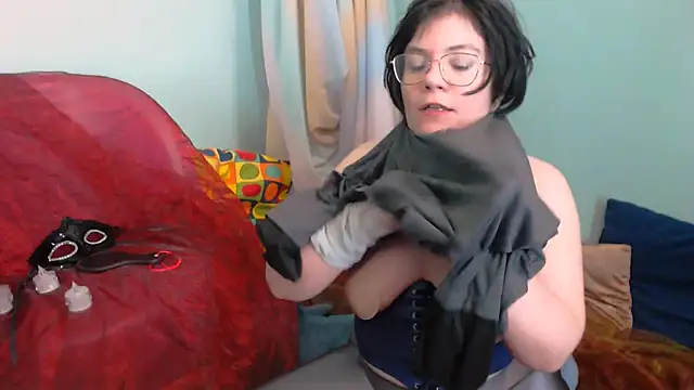 Snapshot of EverlyRays chatting on December 15, 2025, 5:24 am EverlyRays online show from December 15, 2025, 5:24 am