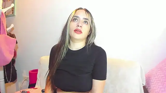 Natalia Suarez online show from November 4, 2025, 2:26 am