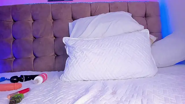 aleja cute  online show from March 13, 2025, 6:48 am