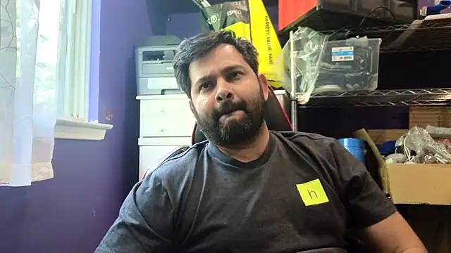 Snapshot of Sakhtlaundaz chatting on June 4, 2026, 5:17 pm Sakhtlaundaz online show from June 4, 2026, 5:17 pm
