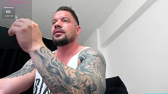 Snapshot of musclemonster31 chatting on May 20, 2026, 11:02 pm musclemonster31 online show from May 20, 2026, 11:02 pm