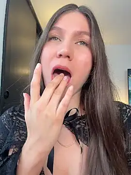 AmelieLaurent  online show from April 15, 2026, 10:10 pm