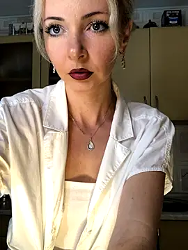 Snapshot of Kristina03 chatting on November 18, 2025, 9:18 pm Kristina03 online show from November 18, 2025, 9:18 pm