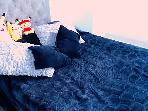 diana  34 online show from April 14, 2026, 10:48 pm