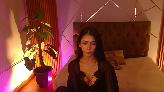 Coralinnee  online show from April 2, 2026, 5:03 am