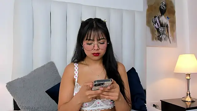 Snapshot of Violet_queen20 chatting on May 13, 2026, 4:03 pm Violet queen20 online show from May 13, 2026, 4:03 pm
