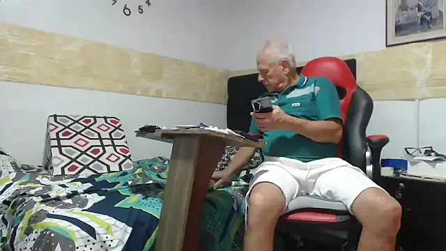 VALENTINO1983  online show from November 20, 2025, 2:45 am