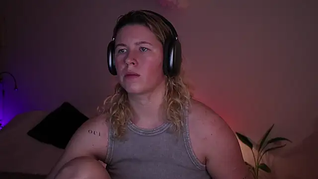 moonamii online show from December 4, 2025, 5:56 pm