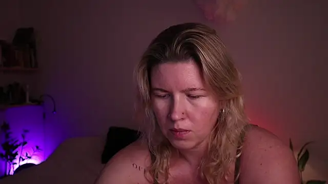 moonamii online show from November 15, 2025, 5:39 pm