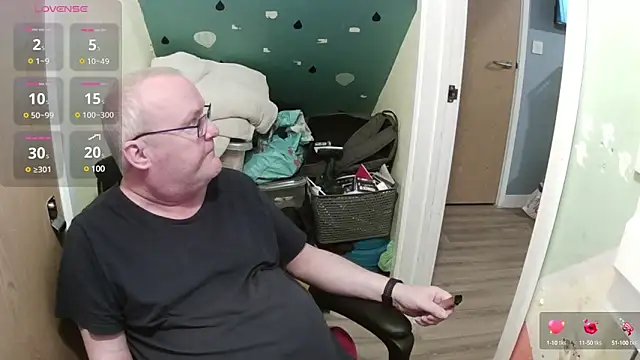 Snapshot of FriendlyDave chatting on March 19, 2025, 6:55 pm FriendlyDave online show from March 19, 2025, 6:55 pm