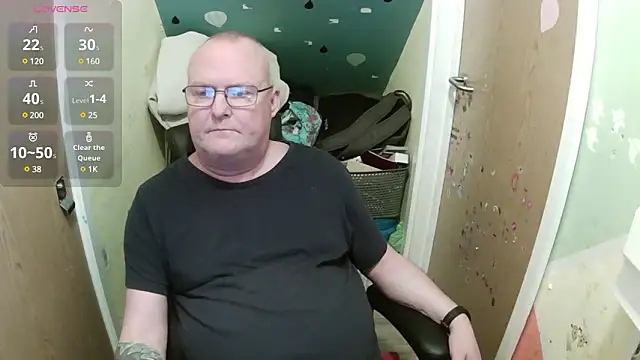 Snapshot of FriendlyDave chatting on March 17, 2025, 5:49 pm FriendlyDave online show from March 17, 2025, 5:49 pm