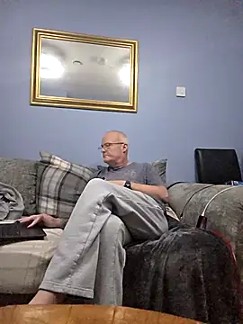 Snapshot of FriendlyDave chatting on December 14, 2025, 10:04 pm FriendlyDave online show from December 14, 2025, 10:04 pm