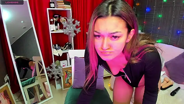 Snapshot of Queen_baby chatting on December 11, 2024, 2:19 am Queen baby online show from December 11, 2024, 2:19 am