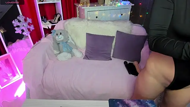 Snapshot of Queen_baby chatting on December 25, 2024, 1:20 am Queen baby online show from December 25, 2024, 1:20 am