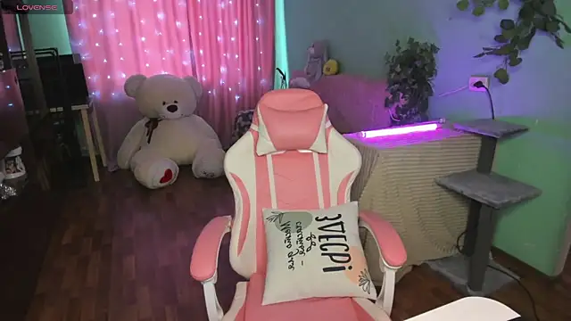 Snapshot of Queen_baby chatting on November 6, 2025, 7:56 am Queen baby online show from November 6, 2025, 7:56 am