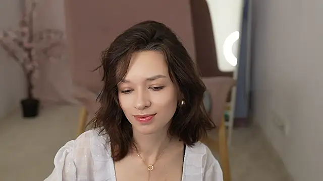 VivianLy  online show from January 26, 2025, 8:03 am