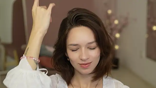 VivianLy  online show from December 3, 2024, 7:38 am