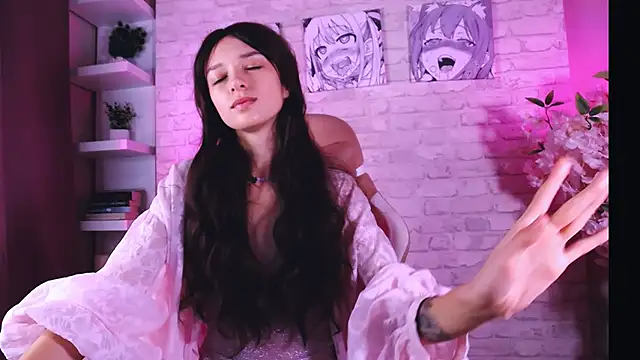 VivianLy  online show from November 4, 2025, 11:36 am