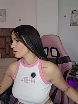 Snapshot of heyshaa chatting on February 5, 2026, 6:37 pm heyshaa online show from February 5, 2026, 6:37 pm