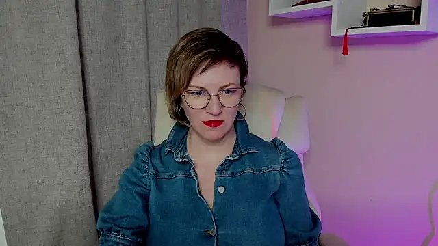 Snapshot of feliziaDesire chatting on May 17, 2026, 11:43 am feliziaDesire online show from May 17, 2026, 11:43 am