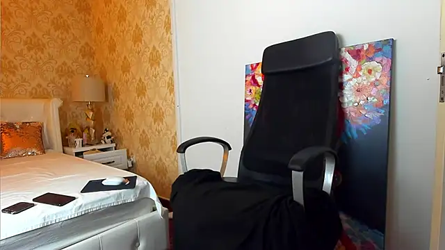 JuliaHunts online show from December 19, 2025, 6:05 am