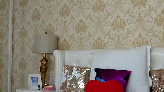 Snapshot of JuliaHunts chatting on January 18, 2026, 6:28 am JuliaHunts online show from January 18, 2026, 6:28 am