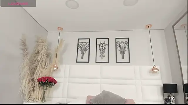 Rebeca jones online show from September 25, 2025, 12:11 pm